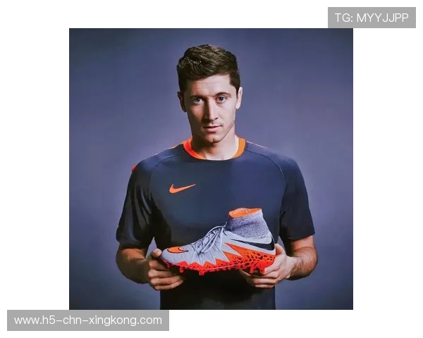 莱万跑出弧形路线接应传球,拜仁锋线跑位体系精准高效