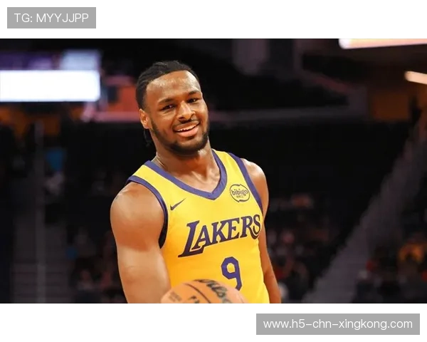 湖人对热火首节天赐演出：海斯神准三分，布朗尼空接暴扣燃爆全场